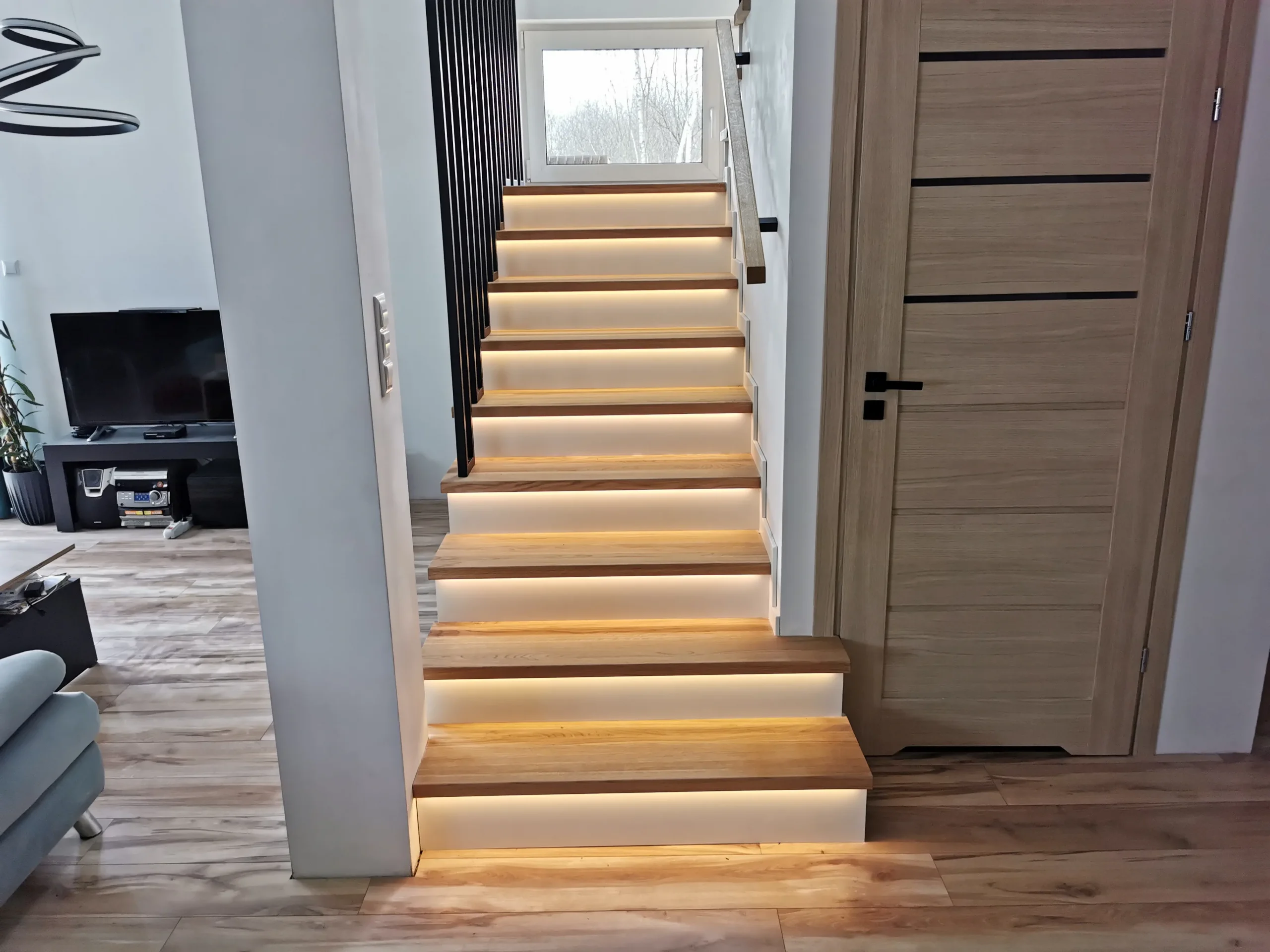 schody drewniane klasyczne z kapinosem