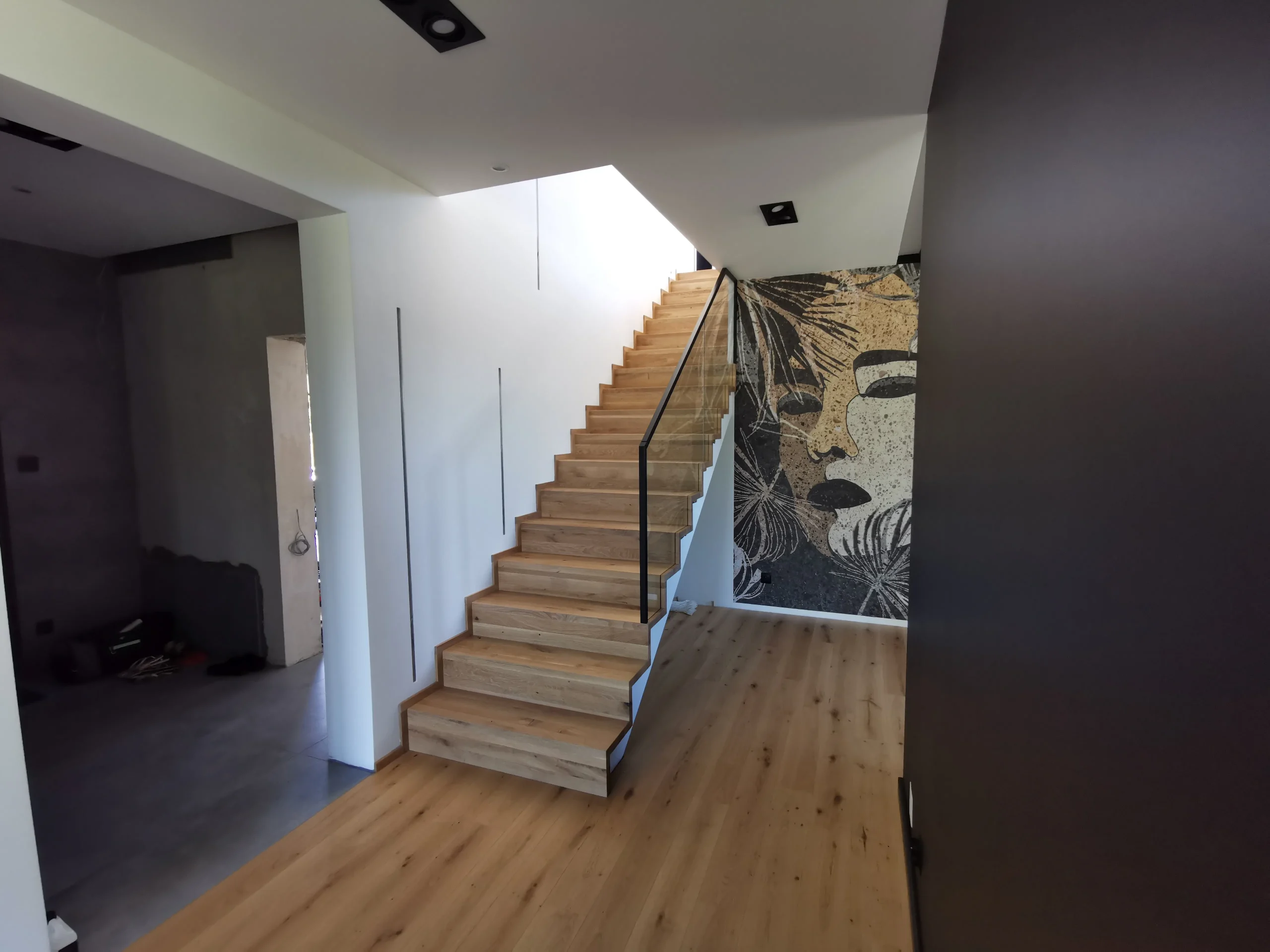 schody dywanowe na beton z balustradą szklaną