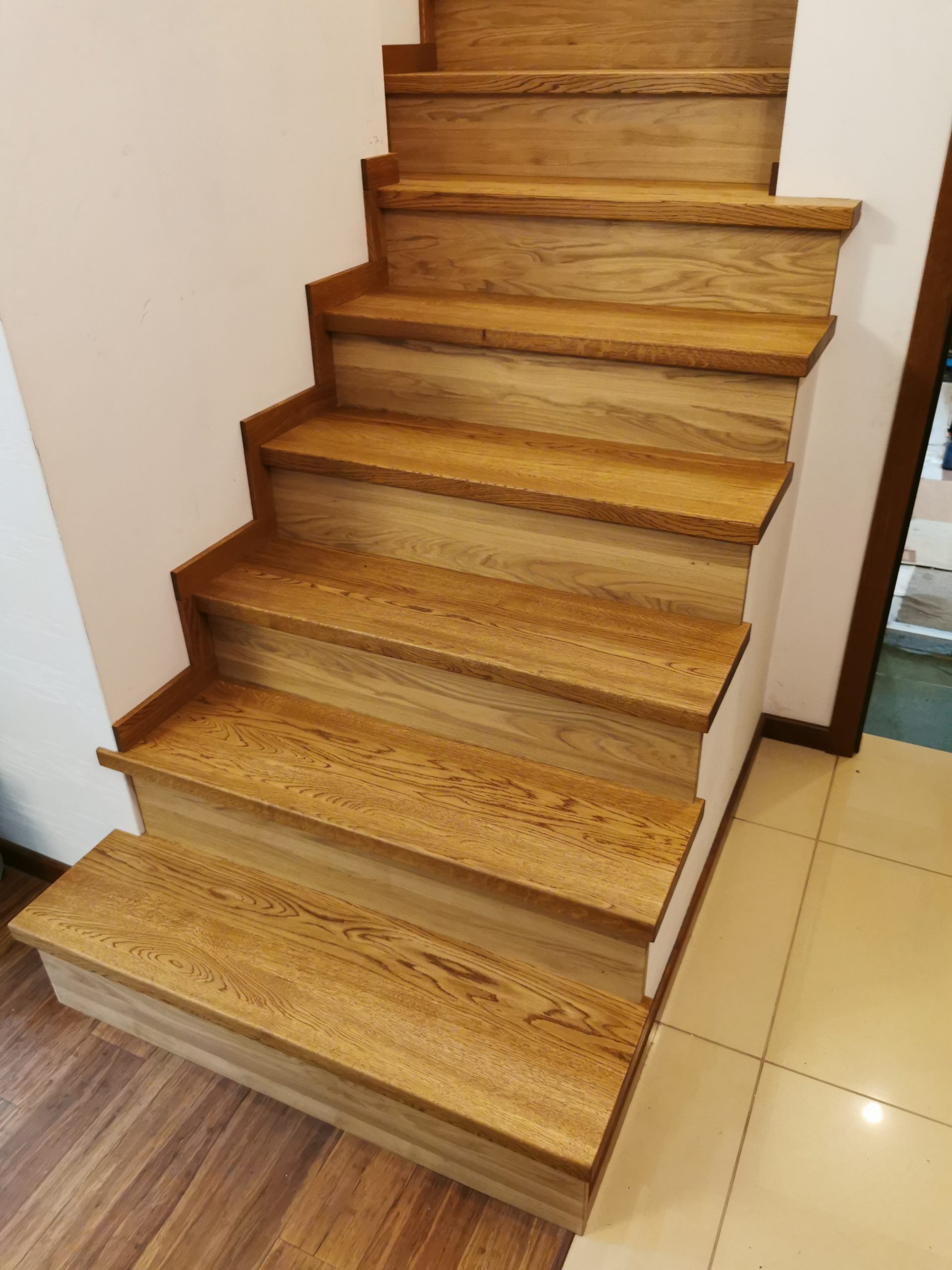 schody drewniane z kapinosem